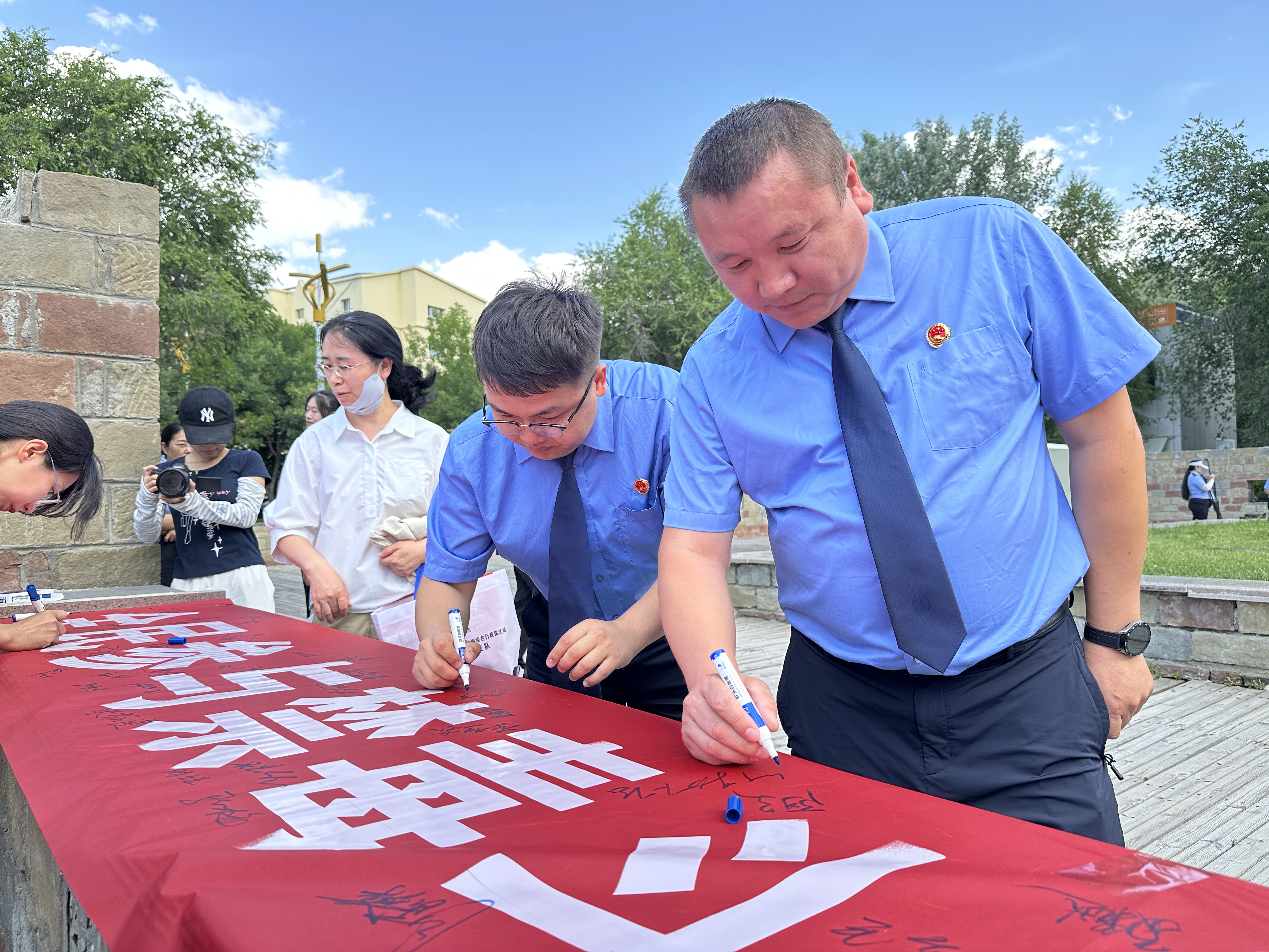 ��6��26���ʽ����ա�����̩�м�죺��������������� �����޶�ƽ������